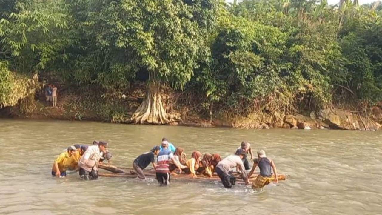 Pelajar Naik Rakit Berangkat Sekolah