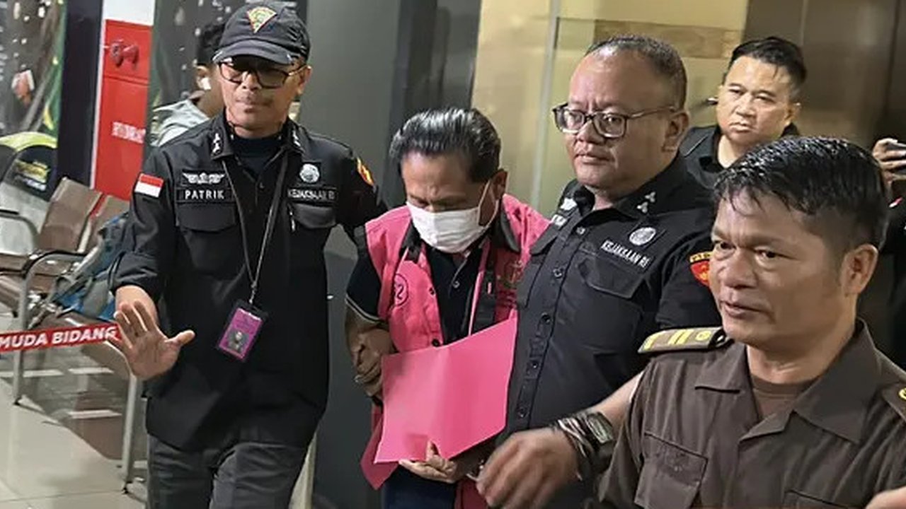 Kejagung menangkap mantan Ketua PN Surabaya, Rudi Suparmono (RS) terkait kasus dugaan suap vonis bebas Ronald Tannur. (Liputan6.com/Nanda Perdana Putra)