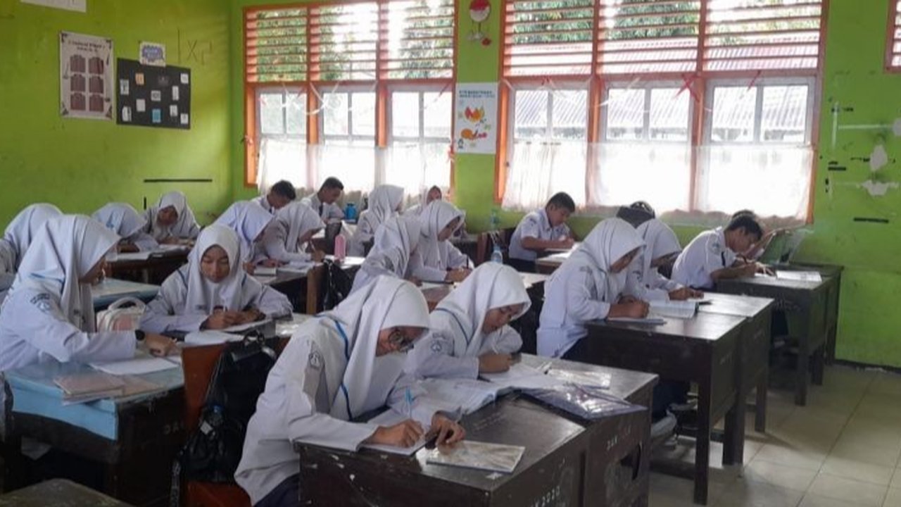 SMP Negeri 1 Pasaman, Pasaman Barat, Sumatera Barat, telah menyatakan kesiapannya mendukung program makan bergizi gratis dengan menyediakan sarana pendukung, meskipun masih menunggu regulasi resmi.