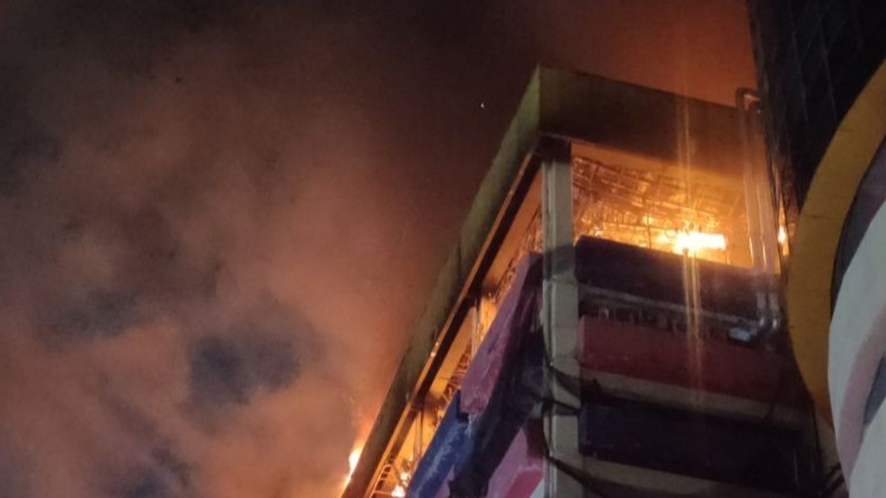 Wajah-Wajah Lemas Korban Kebakaran Glodok Plaza