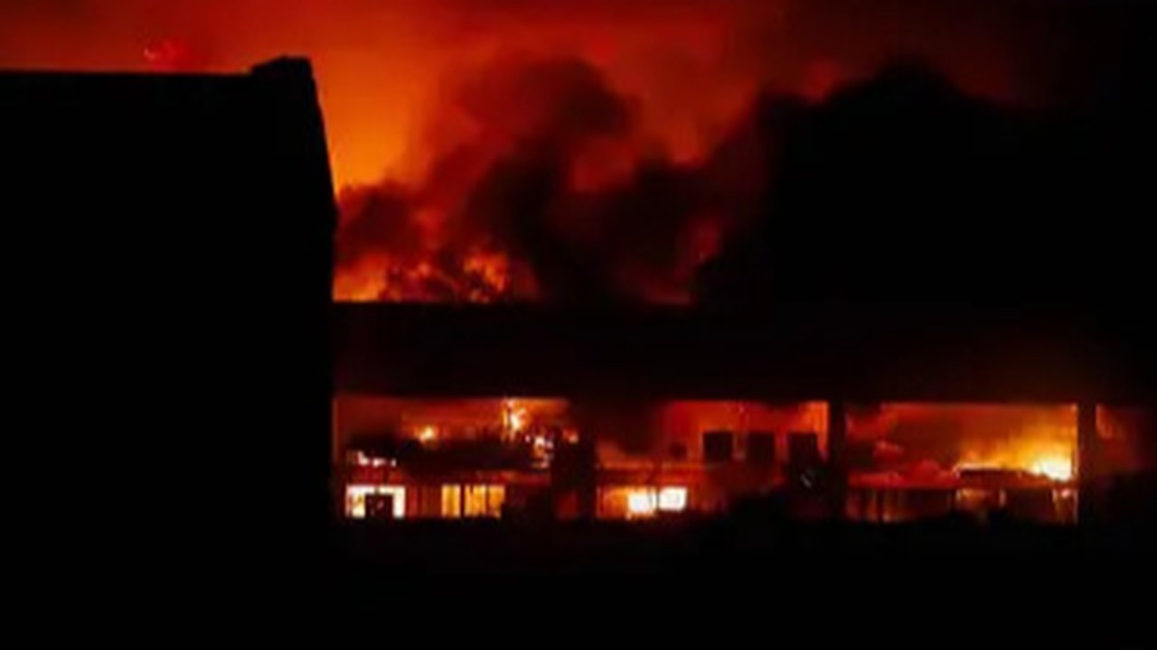 Kebakaran di Glodok Plaza, Jakarta Barat pada Rabu malam, 15 Januari 2024, mengakibatkan sembilan orang terjebak dan telah dievakuasi ke PMI, sementara petugas pemadam kebakaran berupaya memadamkan api.