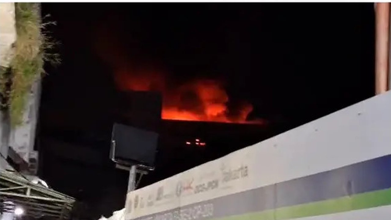 Kebakaran dengan cepat meluas hingga ke lantai di atasnya yakni lantai 8, serta satu lantai di bawahnya yakni lantai 6. (Liputan6.com/Herman Zakharia)