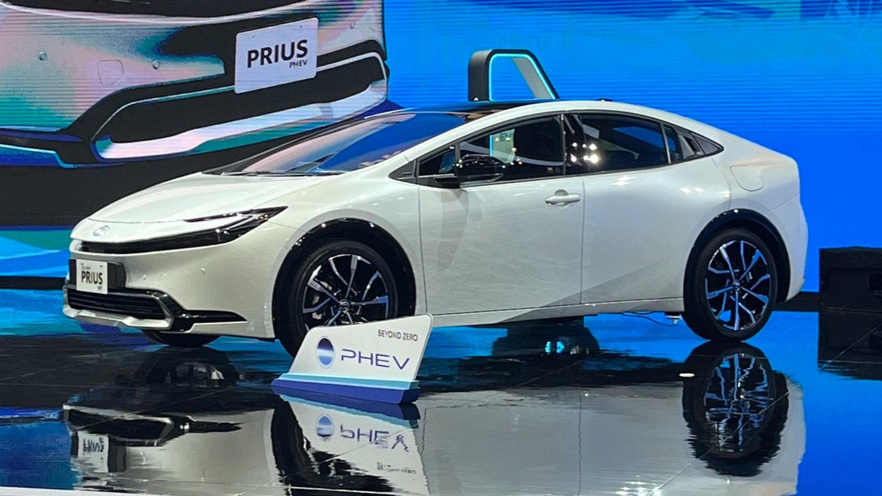 Toyota Prius PHEV di GIIAS 2024.