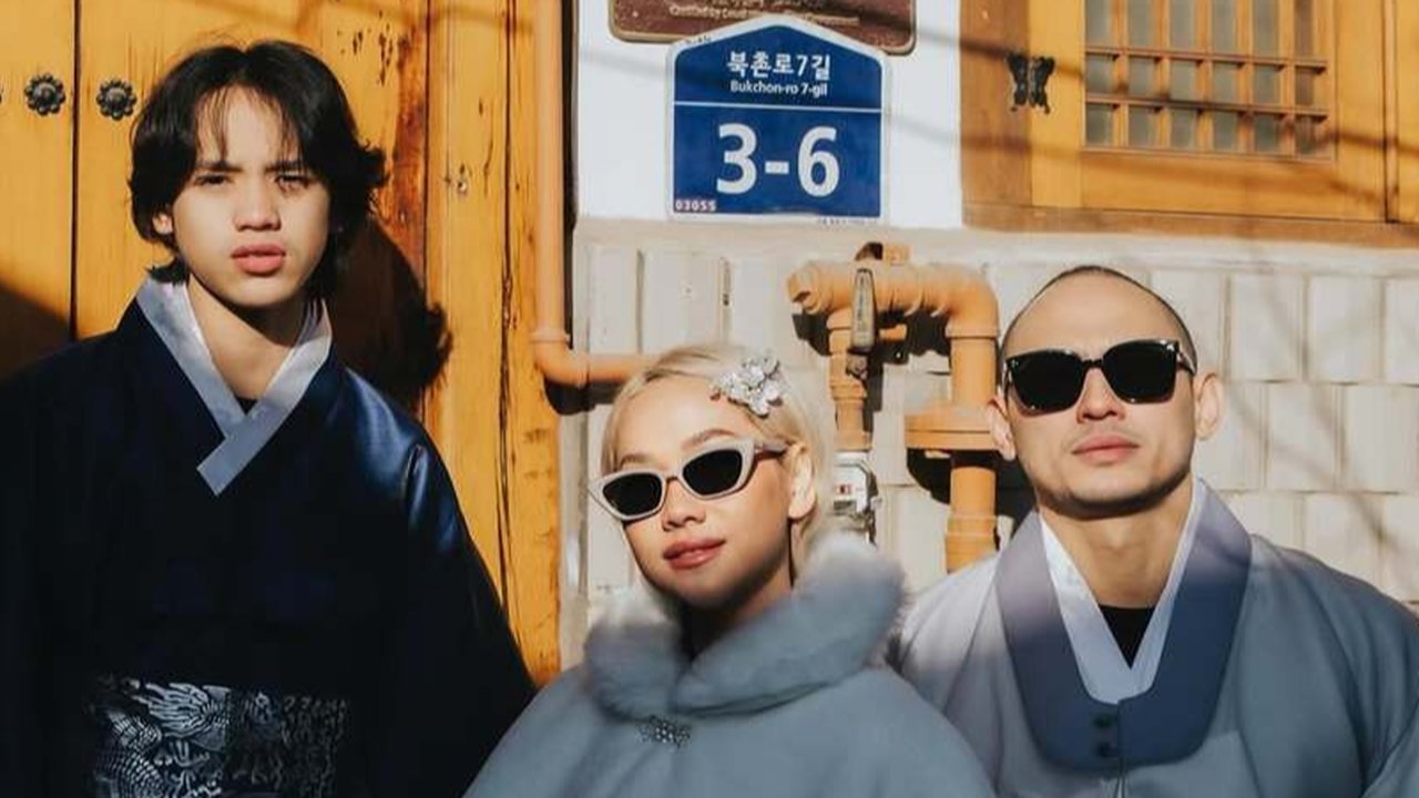 Menurut BCL, penampilannya hari itu adalah perpaduan antara fashion tradisional dan modern. Tak heran jika netizen menyebut BCL seperti permaisuri Korea yang datang ke masa depan.