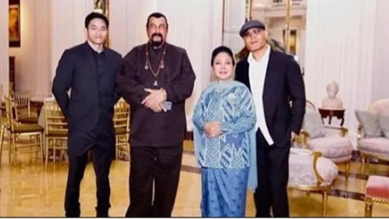 Pertemuan Azka Corbuzier dengan Steven Seagal. (sumber: Instagram/azkacorbuzier/titieksoeharto)