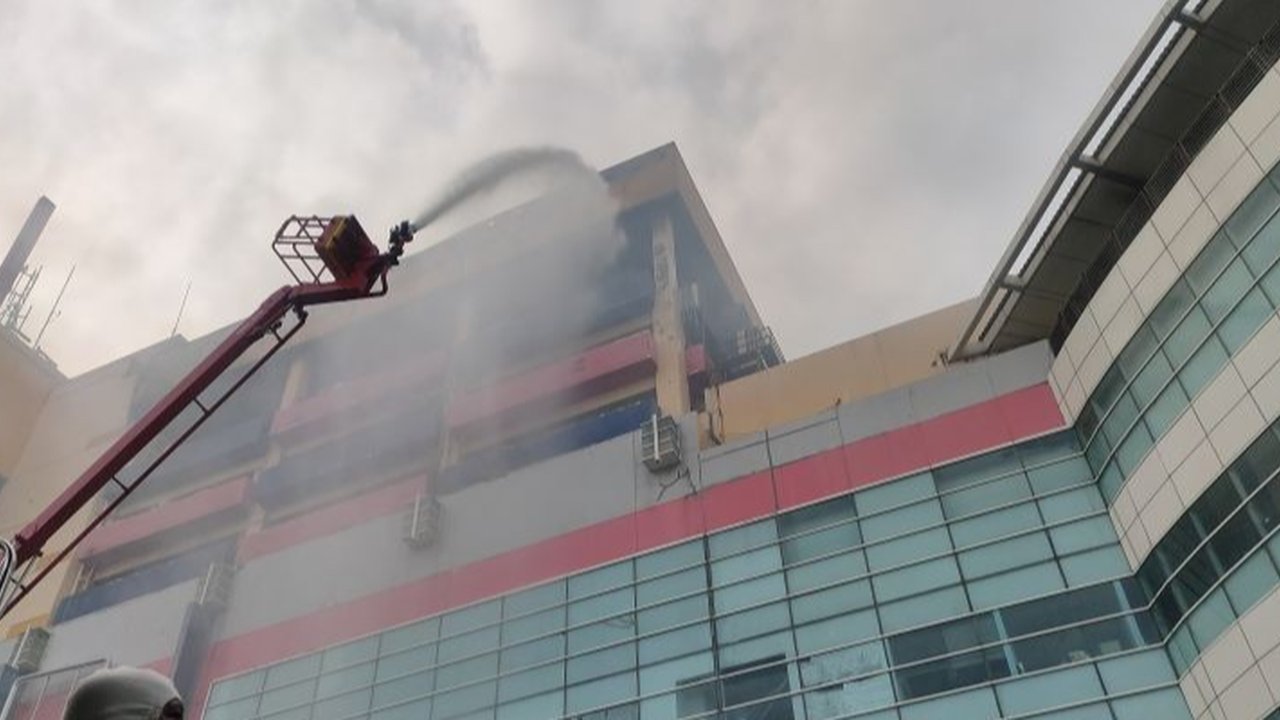 Kebakaran di Glodok Plaza, Jakarta Barat, yang terjadi pada Rabu malam masih dalam proses pemadaman hingga Kamis pagi, dengan ratusan petugas dan puluhan armada dikerahkan untuk mengatasi api yang masih menyala di lantai atas.
