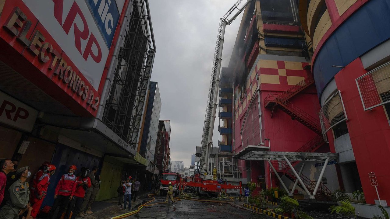 Petugas pemadam kebakaran berjibaku memadamkan titik api pada kebakaran Glodok Plaza, Mangga Besar, Jakarta Barat, Kamis (16/1/2025).