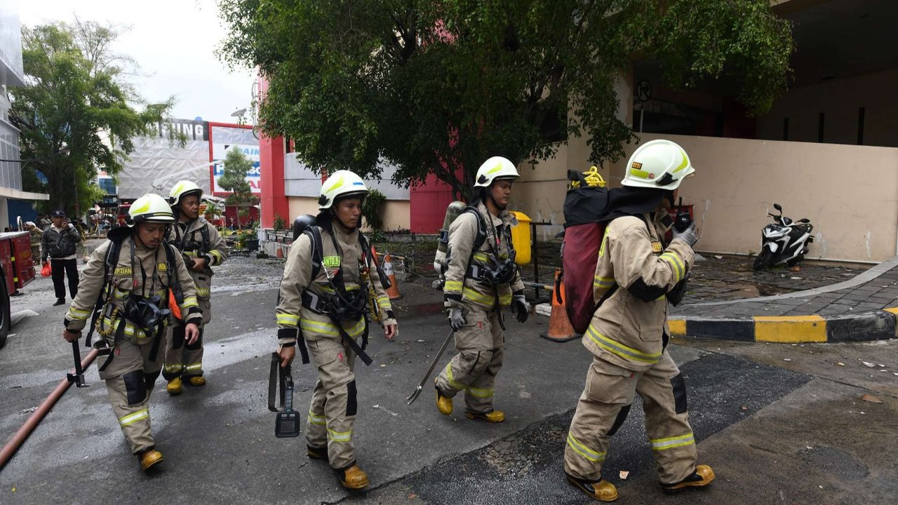 Petugas pemadam kebakaran berjibaku memadamkan titik api pada kebakaran Glodok Plaza, Mangga Besar, Jakarta Barat, Kamis (16/1/2025).