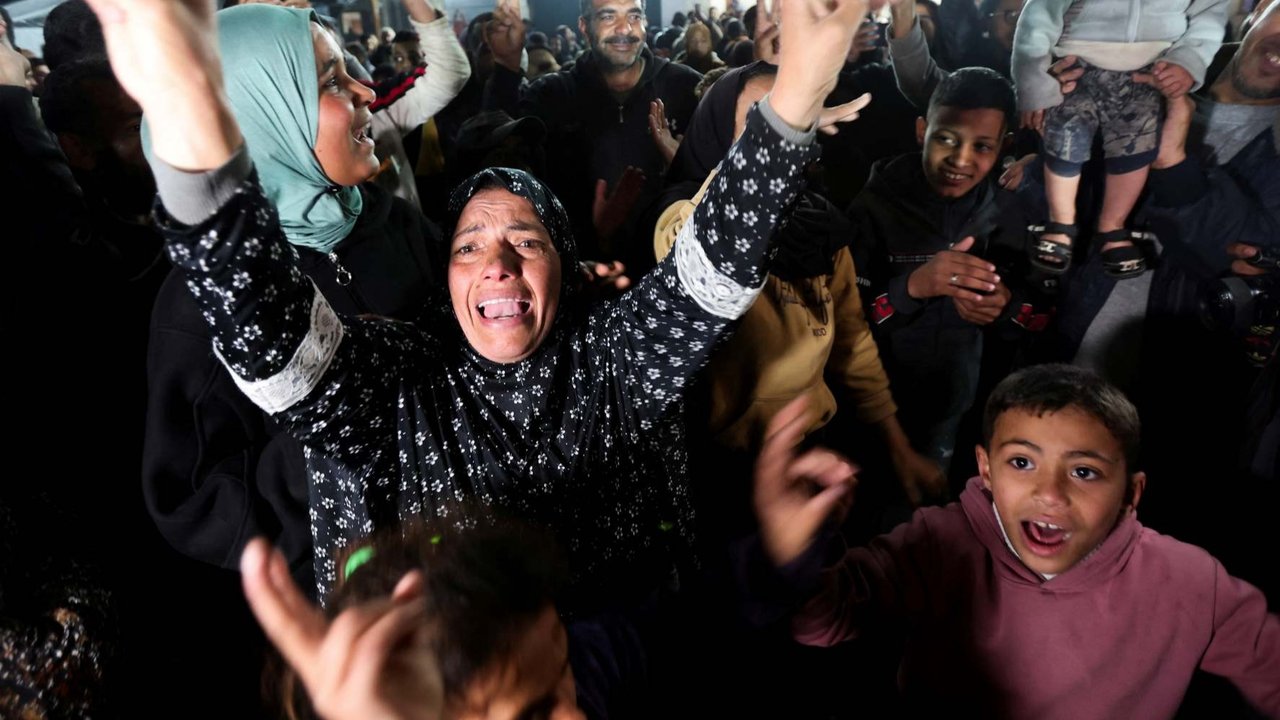 Sejumlah warga bersorak saat merayakan kesepakatan gencatan senjata Israel dan Hamas di Deir Al-Balah, Jalur Gaza, Palestina, pada Kamis (16/1/2025).