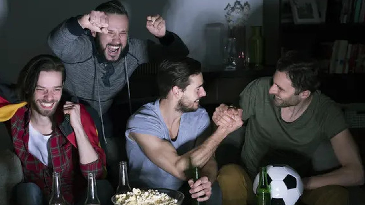 Ilustrasi menonton pertandingan sepak bola. (Photo created by gpointstudio on www.freepik.com)