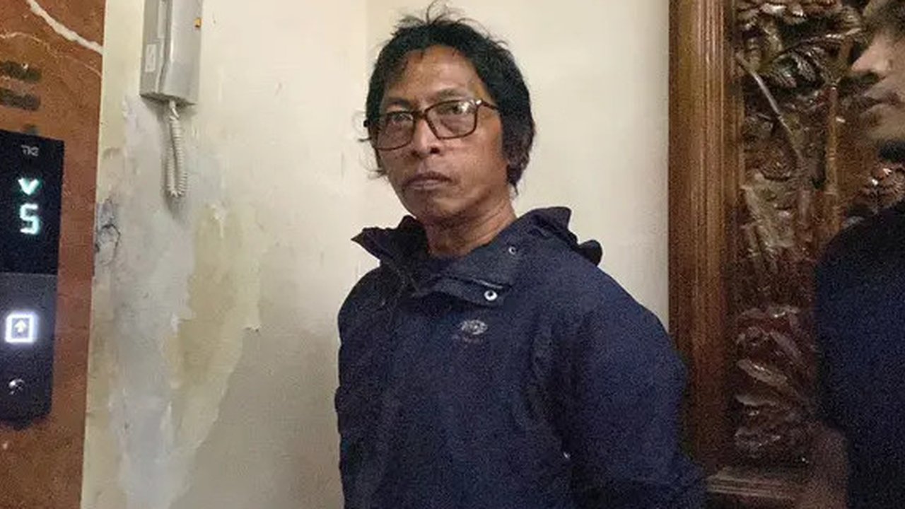 Nanang Gimbal (45), pembunuh Sandy Permana tiba Polda Metro Jaya, Rabu (15/1/2025). (Liputan6.com/ Ady Anugrahadi)