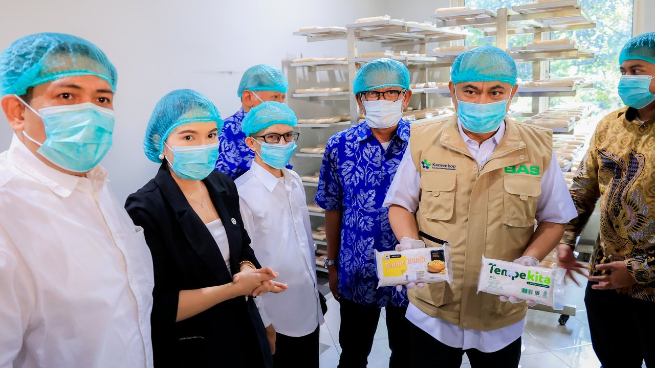 Menteri Koperasi, Budi Arie Setiadi dan Juru Bicara Kantor Komunikasi Kepresidenan, Ujang Komarudin kunjungan kerja ke salah satu pabrik tempe di Bogor, Jawa Barat, Rabu (14/1/2025).