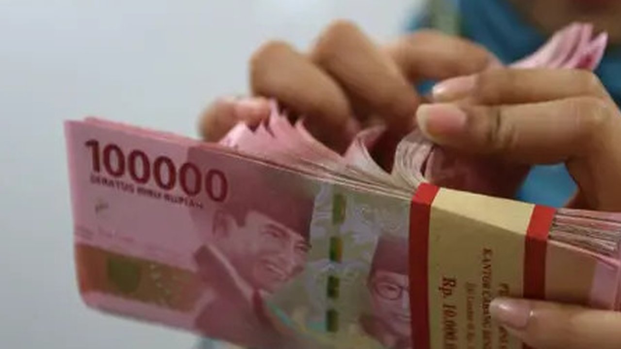 Teller menghitung mata uang rupiah di bank, Jakarta, Rabu (22/1/2020). Gubernur Bank Indonesia Perry Warjiyo mengatakan penguatan nilai tukar rupiah yang belakangan terjadi terhadap dolar Ame
