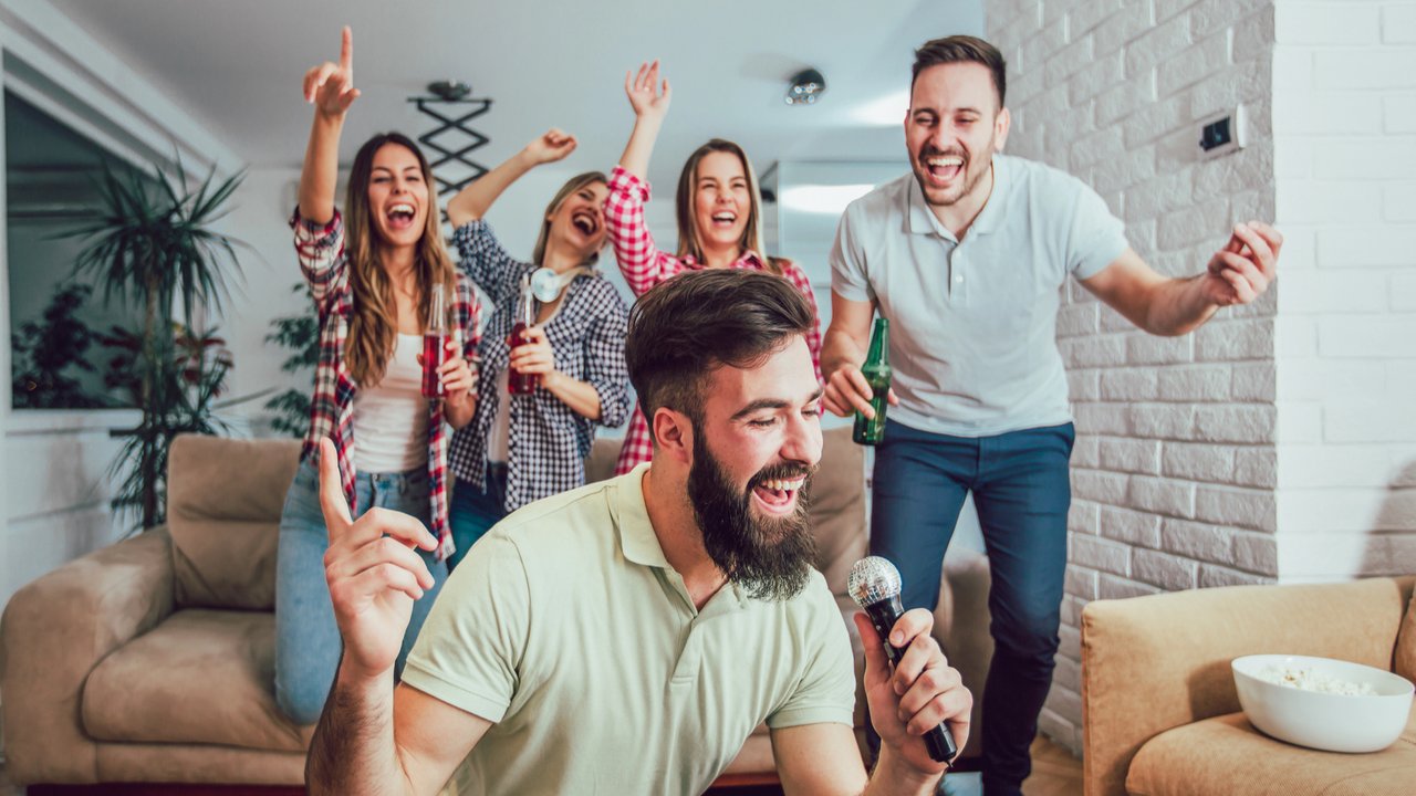 Karaoke bareng teman dekat.