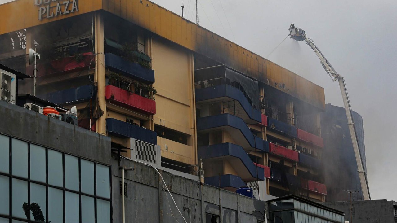 Sejumlah toko dan perkantoran yang berada dalam satu kompleks Glodok Plaza tampak tutup pascakebakaran dahsyat di Jakrta, Kamis (16/1/2025).