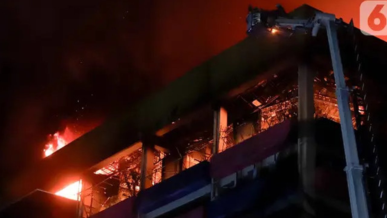 Kebakaran yang diduga bersumber dari tempat hiburan yang berada di lantai 7 gedung tersebut. (Liputan6.com/Herman Zakharia)
