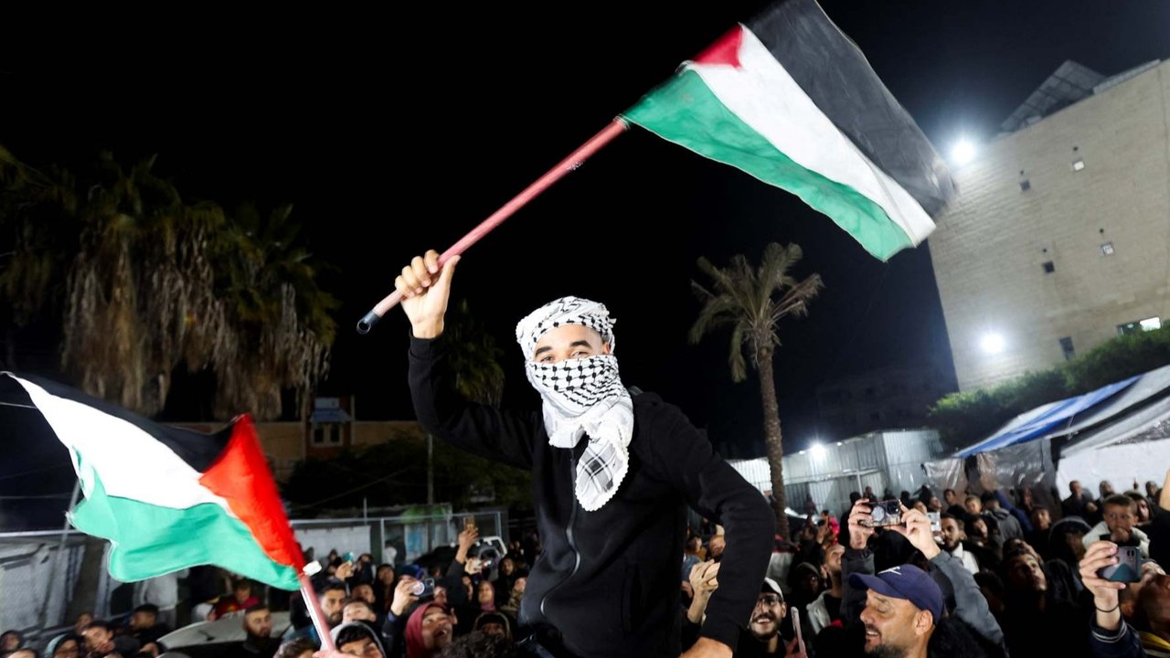 Sejumlah warga bersorak saat merayakan kesepakatan gencatan senjata Israel dan Hamas di Deir Al-Balah, Jalur Gaza, Palestina, pada Kamis (16/1/2025).