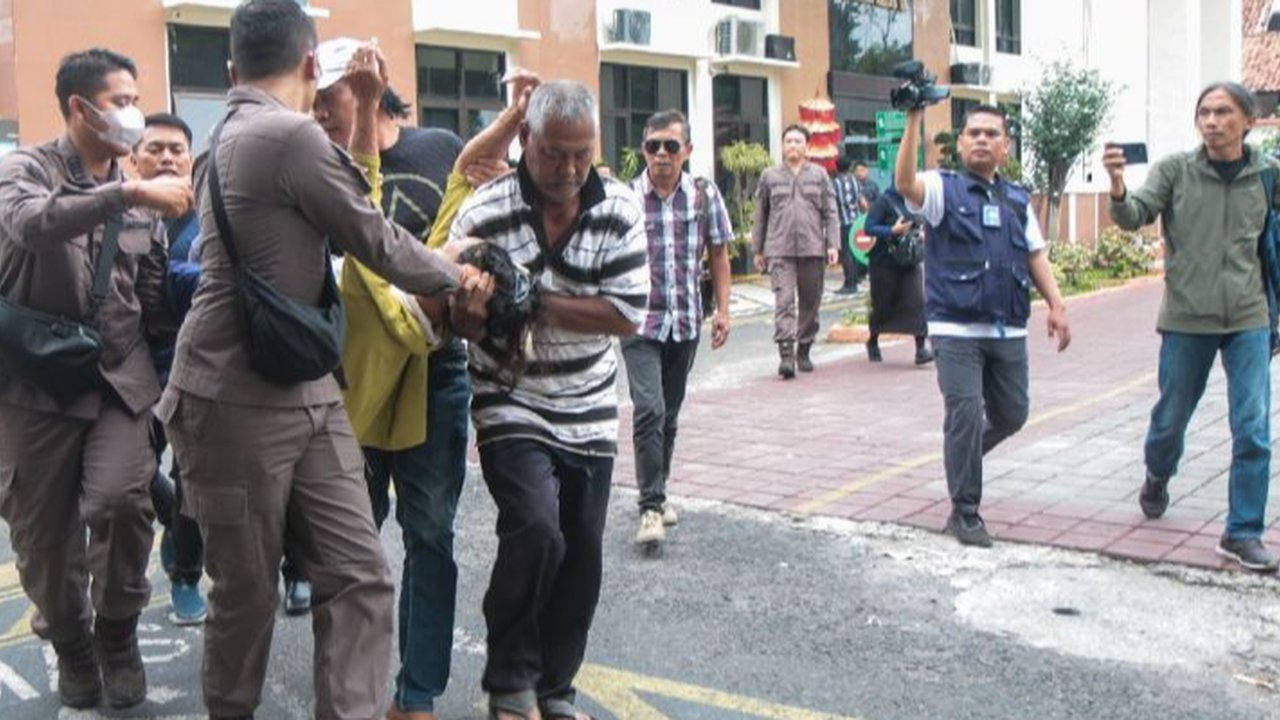 Ibu Agus Disabilitas Jatuh Pingsan Usai Dampingi Putranya Jalani Sidang Perdana