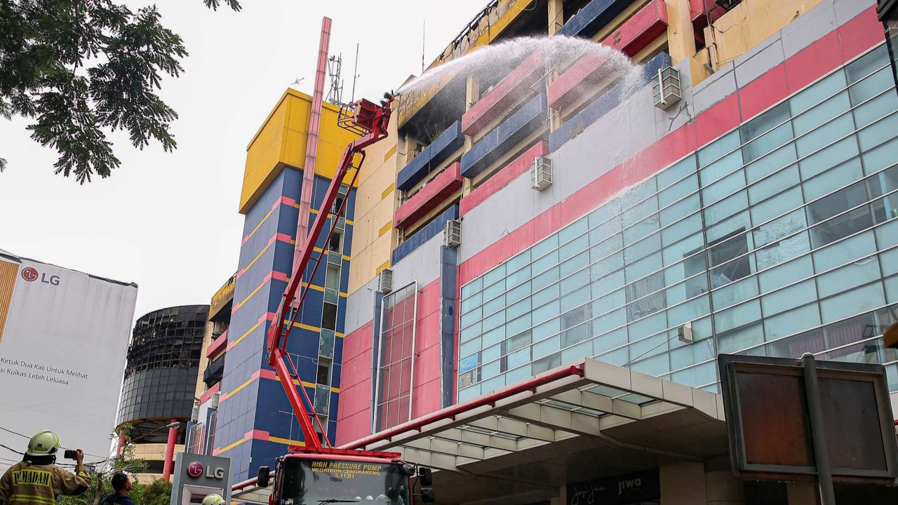Petugas pemadam terus melakukan penyemprotan saat melakukan pendinginan di lokasi kebakaran Glodok Plaza, Jakarta, Kamis (16/1/2025).