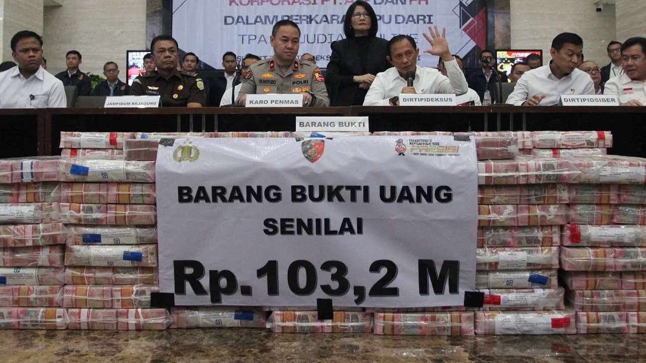 Karopenmas Divhumas Polri, Brigjen Pol Trunoyudo Wisnu Andiko bersama Dirtipideksus Bareskrim Polri, Brigjen Helfi Assegaf menampilkan barang bukti berupa uang tunai senilai Rp103,2 miliar dalam perkara dugaan tindak pidana pencucian uang (TPPU) terkait  judi online di Mabes Polri, Jakarta, Kamis (16/01/2025).