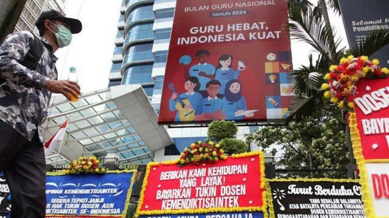 Aliansi dosen ASN Kemendikti Saintek Seluruh Indonesia (Adaksi) menuntut Mendikti Saintek, Satryo Soemantri Brodjonegoro, segera menerbitkan aturan terkait pemberian tukin dalam seratus hari kerjanya. Jika tidak maka ribuan dosen mengancam bakal mogok kerja.