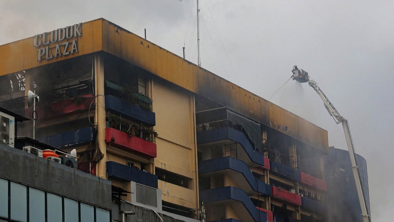 Petugas pemadam terus melakukan penyemprotan saat melakukan pendinginan di lokasi kebakaran Glodok Plaza, Jakarta, Kamis (16/1/2025).