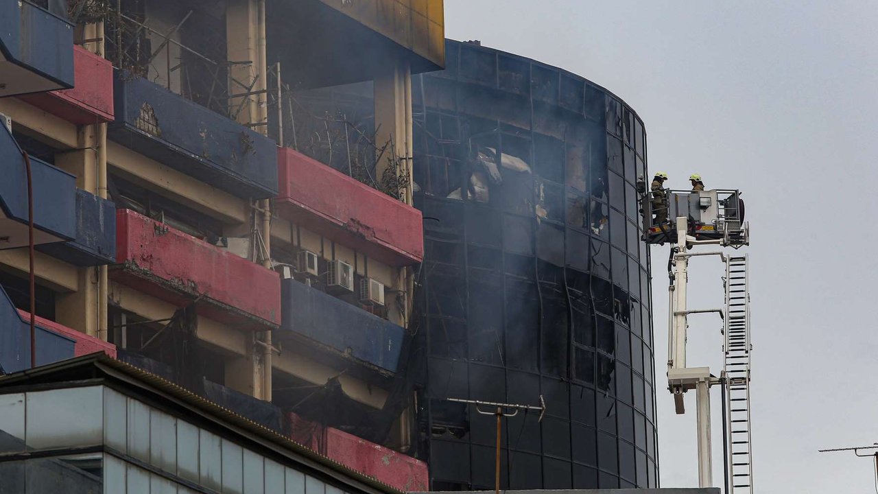 Petugas pemadam terus melakukan penyemprotan saat melakukan pendinginan di lokasi kebakaran Glodok Plaza, Jakarta, Kamis (16/1/2025).