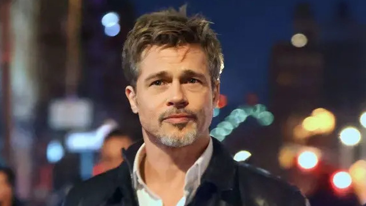 Aktor Brad Pitt berpose untuk fotografer setibanya pada acara premiere film Babylon di Paris, Prancis, 14 Januari 2023. Aktor berusia 59 tahun itu tampak tampan dalam balutan setelan serba hi