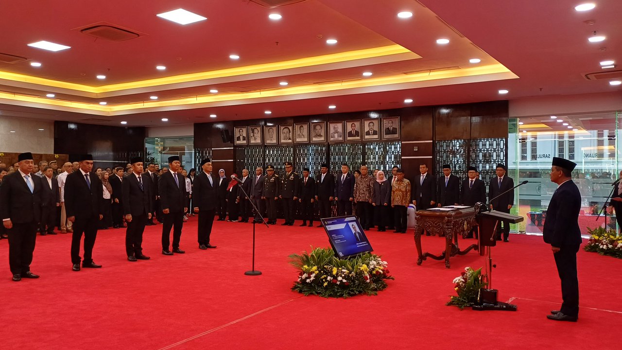 Menteri Energi dan Sumber Daya Mineral (ESDM) Bahlil Lahadalia melantik Achmad Muchtasyar sebagai Direktur Jenderal Minyak dan Gas Bumi