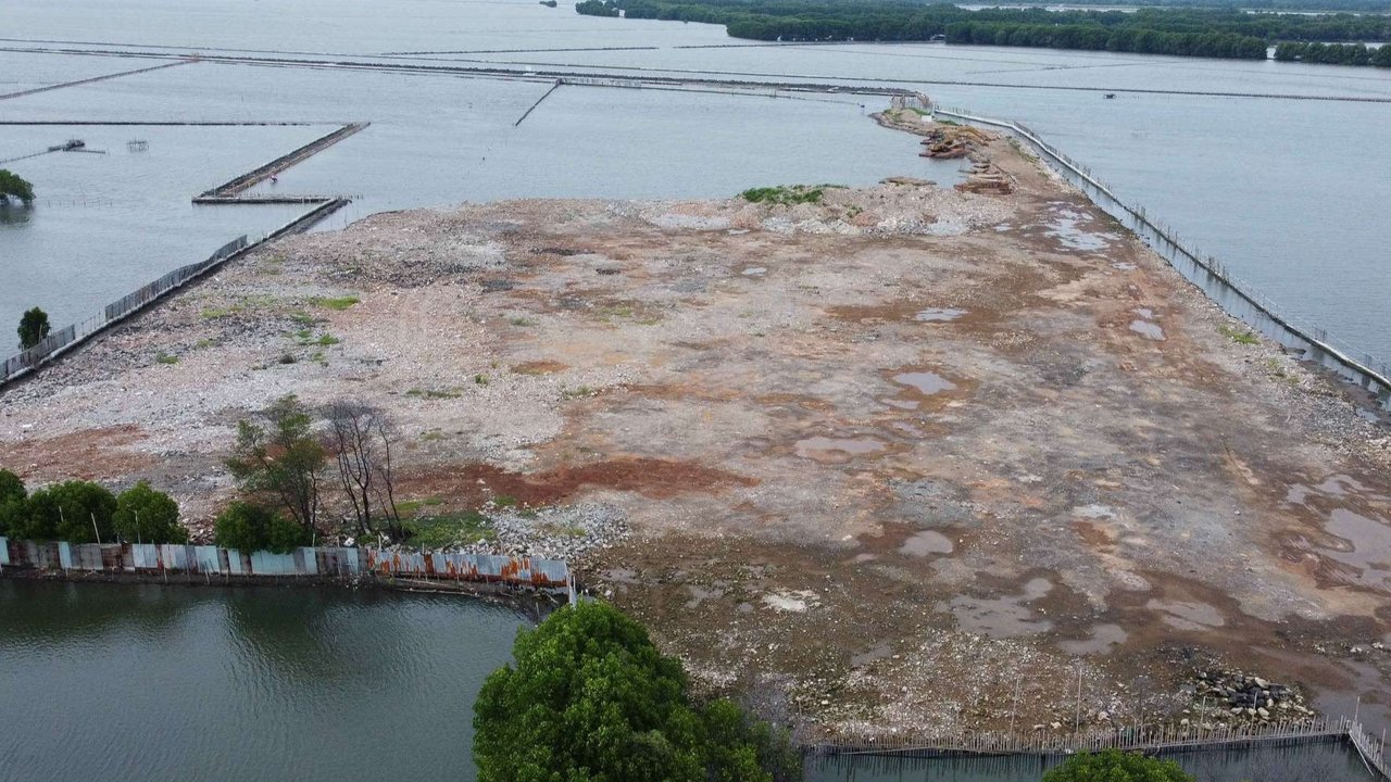 Pagar laut dan gundukan tanah Bekasi.
