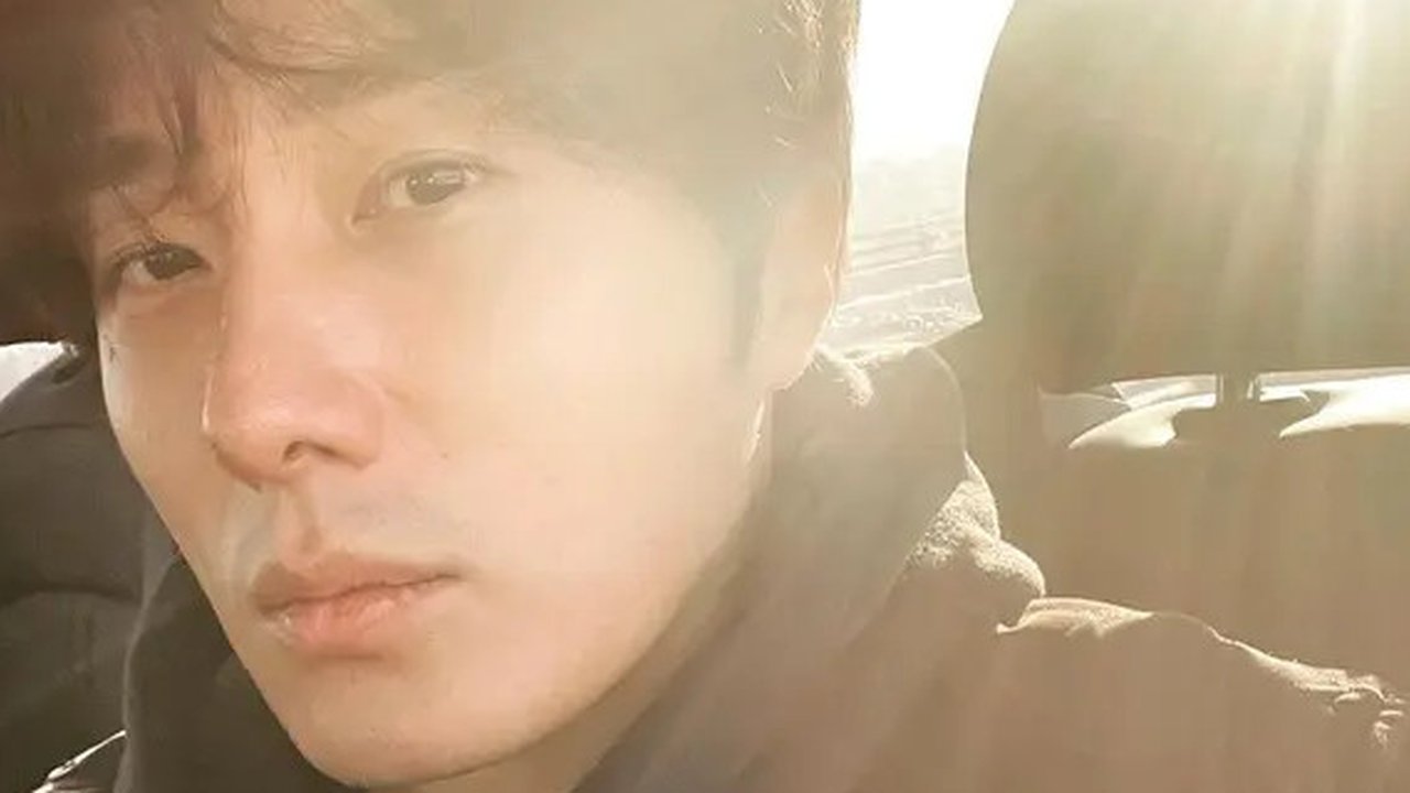 Aktor Korea Jung Il Woo pakai cukin Betawi saat jadi relawan Palang Merah di Jakarta. (dok. Instagram @jilwww/https://www.instagram.com/p