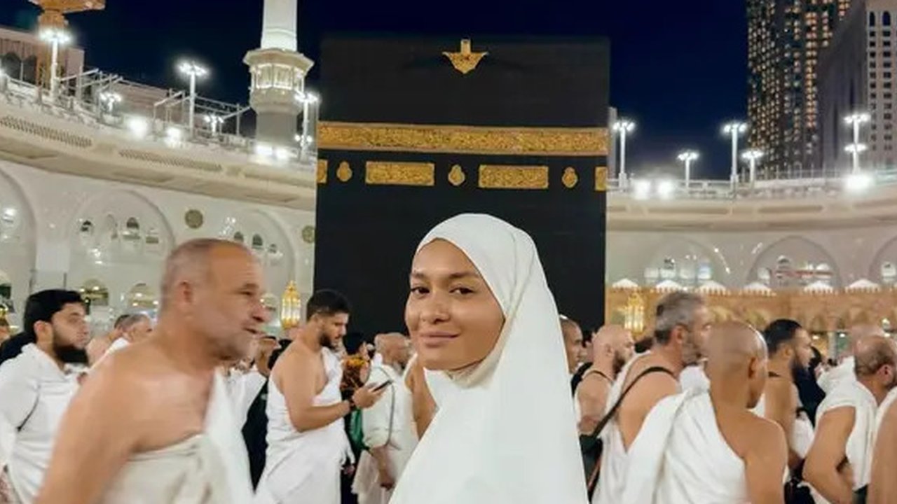 Potret Hana Malasan Umroh Bareng Keluarga Sean Gelael (Sumber: Instagram/hanamalasan)