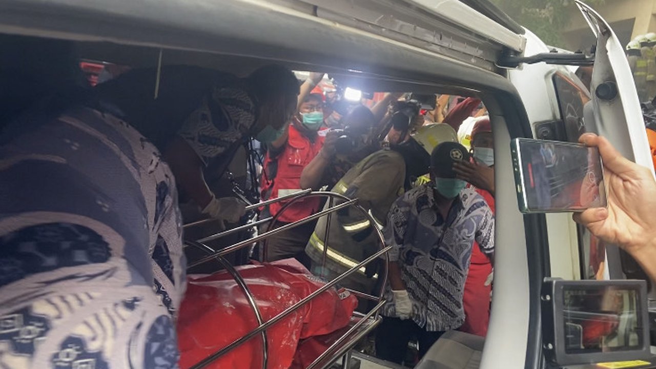 Petugas pemadam terus melakukan penyemprotan saat melakukan pendinginan di lokasi kebakaran Glodok Plaza, Jakarta, Kamis (16/1/2025).