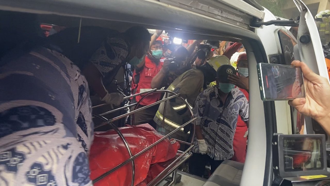 Petugas Damkar Angkut Lagi 2 Kantong Jenazah Kebakaran Glodok Plaza