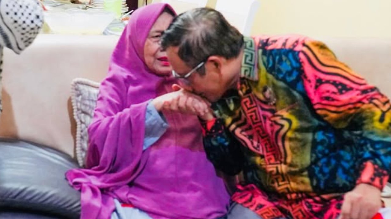 Mahfud dan alm Ibunda