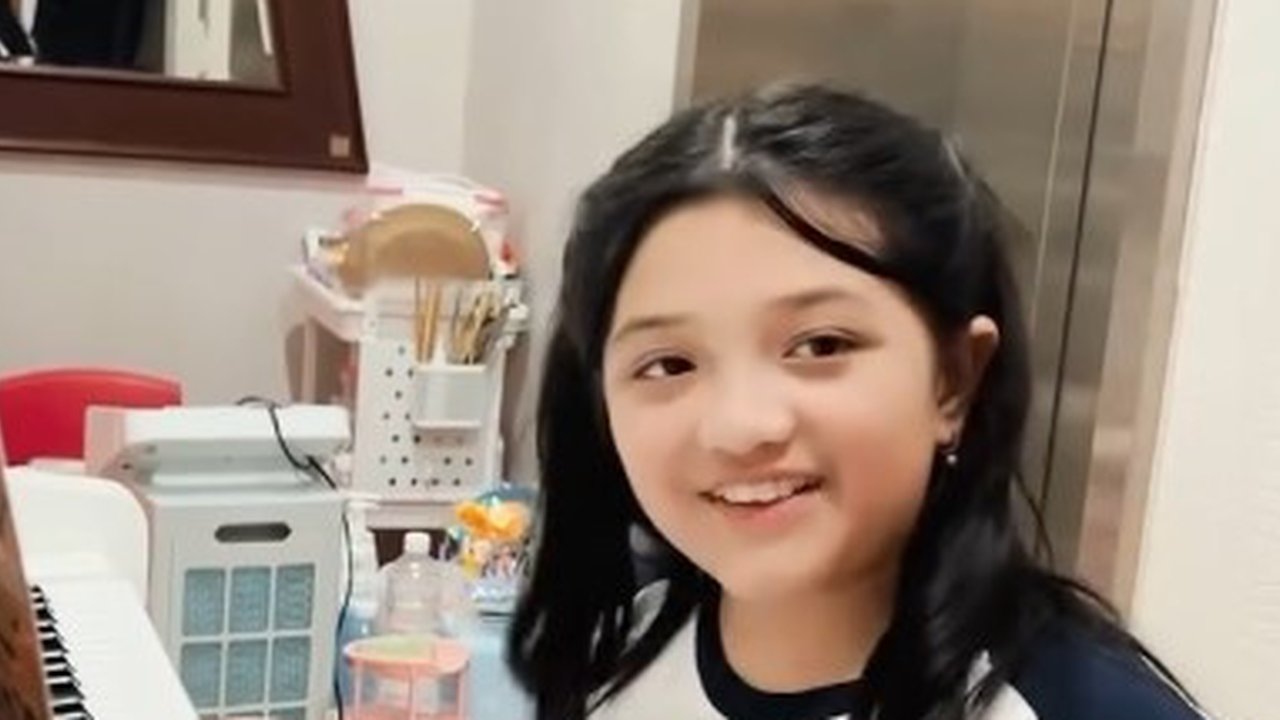 7 Potret Arsy Hermansyah Dapat Hadiah Piano Baru dari Anang dan Ashanty, Senangnya Luar Biasa