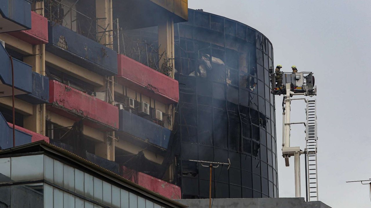 Petugas Damkar Angkut Lagi 2 Kantong Jenazah Kebakaran Glodok Plaza