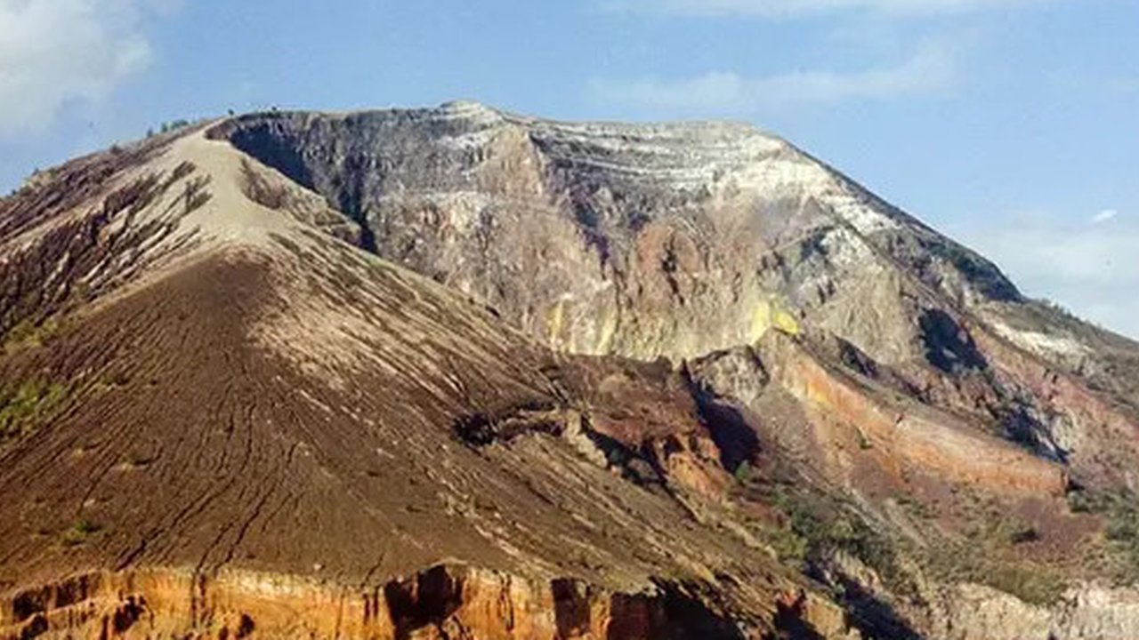 Gunung Iya yang ada di Kabupaten Ende, NTT, naik status menjadi Siaga (Level III) per 5 November 2024, pukul 18.00 Wita. (Liputan6.com/ Dok PVMBG)