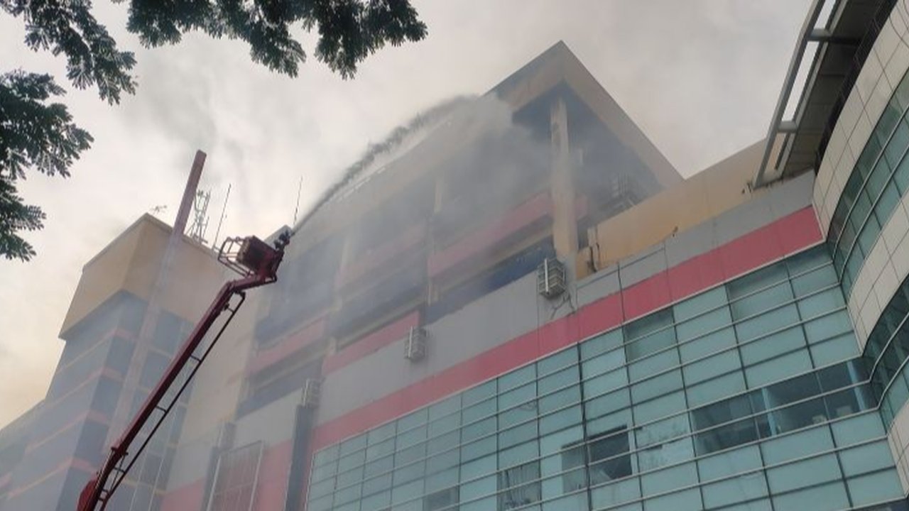 Empat jenazah ditemukan petugas pemadam kebakaran setelah kebakaran hebat di Glodok Plaza, Jakarta Barat pada Rabu malam; penyebab kebakaran masih dalam penyelidikan.