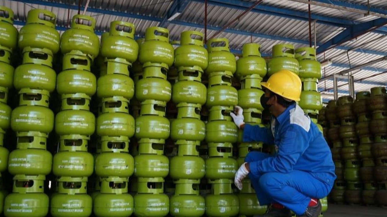 Menteri ESDM Bahlil Lahadalia mendorong pembangunan industri LPG dalam negeri untuk mengurangi impor dan meningkatkan ketahanan energi Indonesia, serta mengurangi pengeluaran devisa hingga Rp450 triliun per tahun.