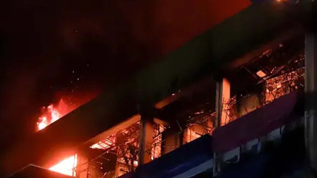 Petugas pemadam kebakaran menyemprotkan air saat berupaya menanggulangi kebakaran Glodok Plaza, Jakarta, Rabu (15/1/2025) malam.