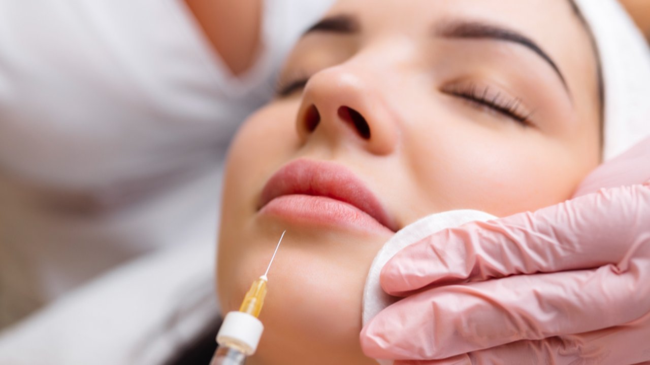 Menariknya, untuk mendapatkan treatment skin booster ini tak harus keluar negeri, karena sudah tersedia di klinik kecantikan yang bagus, seperti ERHA Ultimate.