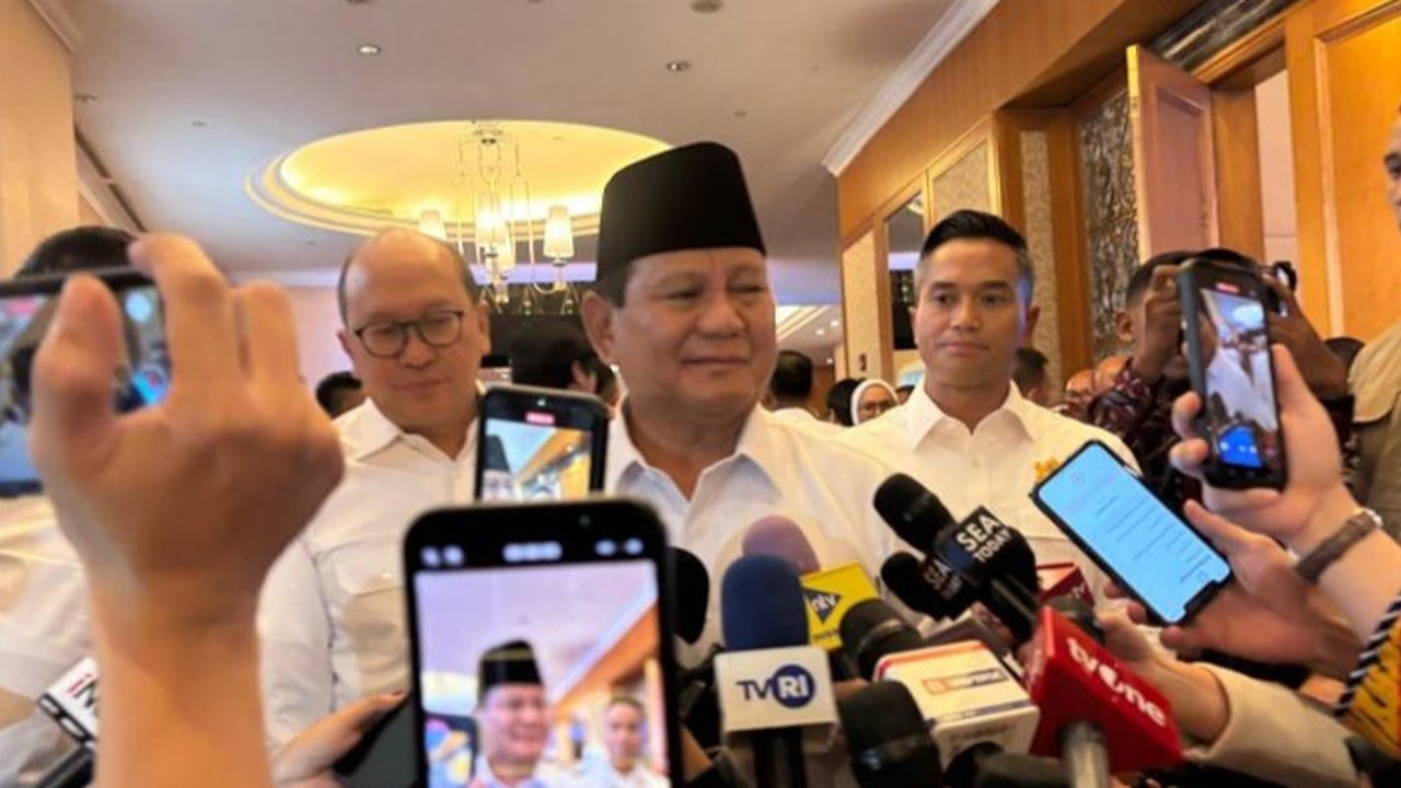 Presiden RI Prabowo Subianto menanggapi wacana pembiayaan Program Makan Bergizi Gratis (MBG) salah satunya menggunakan sumber dari dana zakat. &ldquo;Yang ...