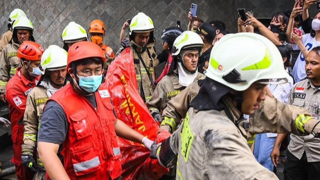 orangtua anaknya korban kebakaran glodok plaza