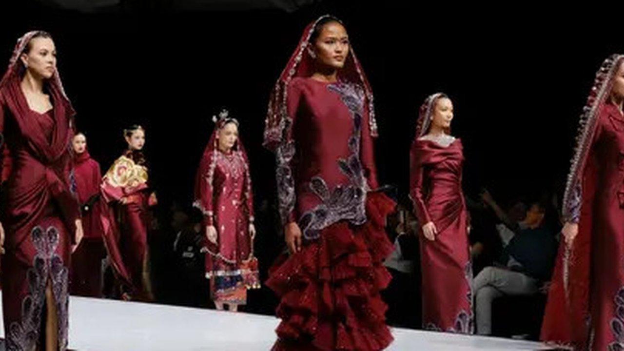 Koleksi baju Lebaran rancangan Indonesian Fashion Designer Council (IFDC) di opening show Garis Poetih Raya Festival 2025 di Jakarta Selatan, 16 Januari 2025. (Liputan6.com/Asnida Ria