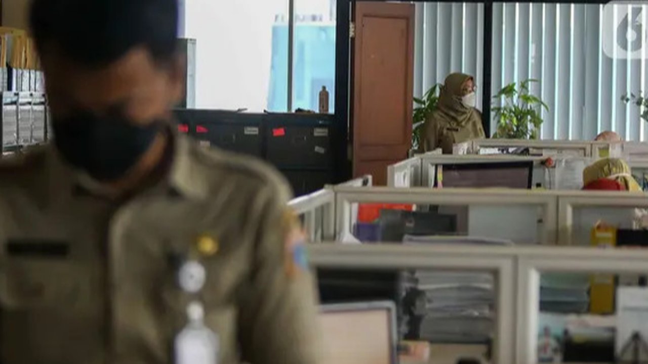Sejumlah Pegawai Negeri Sipil (PNS) Pemprov DKI Jakarta melakukan tugas dinasnya di Balaikota, Jakarta, Senin (10/6/2019). PNS kembali berdinas di masing-masing instansinya pada hari pertama