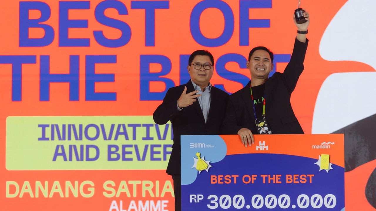 Direktur Utama Bank Mandiri Darmawan Junaidi secara simbolis menyerahkan hadiah senilai Rp 300 juta kepada CEO Alamme Danang Satria Mustari Nugroho yang memenangkan gelar Best of The Best dari deretan Top 4 pemenang kategori di WMM 2024.
