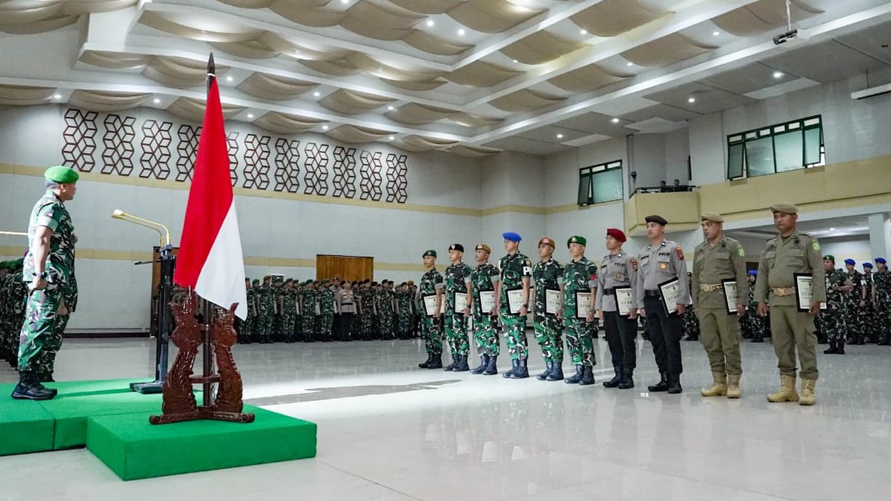 pangdam bukit barisan beri penghargaan pada TNI dan Polri serta Satpol PP