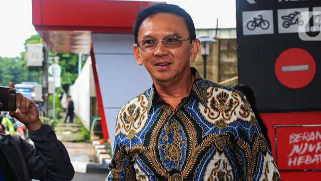 Basuki Tjahaja Purnama atau Ahok juga mengatakan bahwa kehadirannya dalam pemeriksaan hari ini dikarenakan kasus tersebut muncul saat ia masih menjabat sebagai komisaris PT Pertamina. (Liputan6.com/Angga Yuniar)