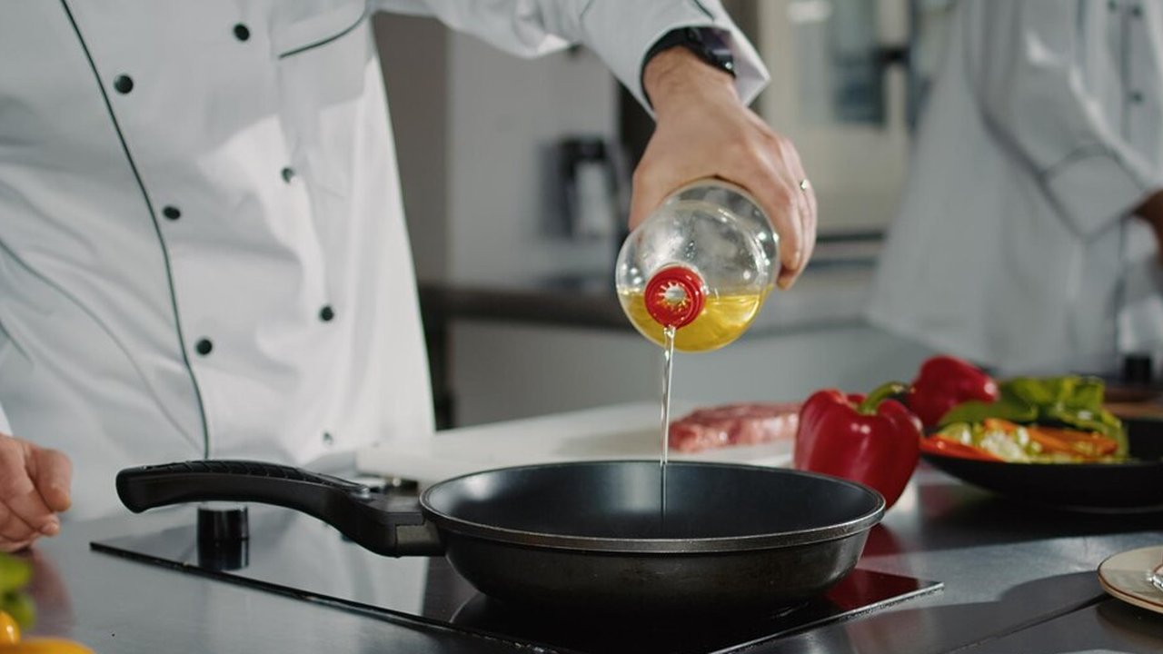 Cara menyimpan minyak goreng bekas